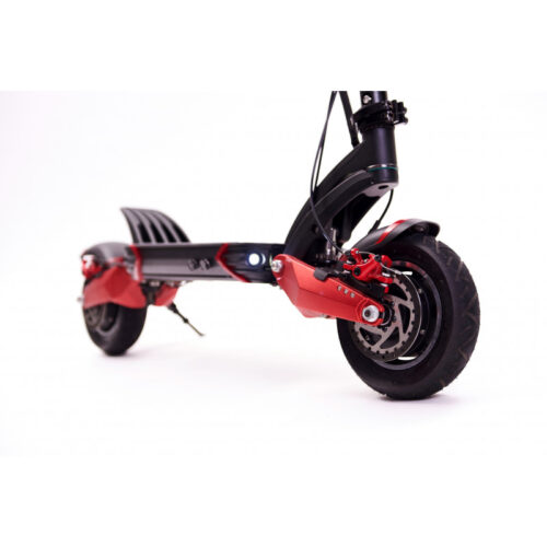 Zero 10X Zero 10X Der Zero 10X ist ein Hochleistungs-Elektroroller, der auf die Qualität und den guten Ruf der Marke Zero setzt. Er hat alle Eigenschaften, die man von einem Beast-Mode Elektroroller erwarten würde, aber zu einem unglaublichen Preis. Zwei 1200-Watt-Motoren, zwei Bremsen und eine doppelte Federung machen ihn zu einem On- und Off-Road-Biest. Die vorderen und hinteren Federbeine schlucken jedes raue Terrain, das Sie ihm zumuten. In der Stadt sind Schlaglöcher, Straßenschmutz und Müll für die Zero 10X bei fast jeder Geschwindigkeit kein Problem. Abseits der Straße hat die Federung genug Federweg, um Sprünge zu bewältigen. Topspeed: 25km/h oder 65 km/h Reichweite: 70-90km Highlights: Kraftvolle Motoren, hohe Leistung, halb-hydraulisch einstellbare Federung.