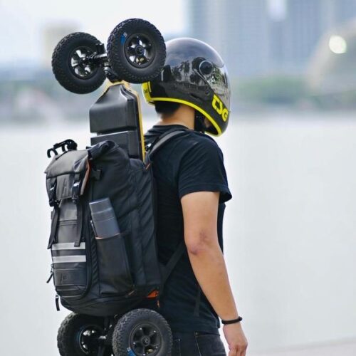 ATSA Everyday® Skateboard Backpack &nbsp; Der ATSA Everyday® Skateboard-Rucksack wurde entwickelt, um jede Art von (elektrischem) Skateboard zusammen mit Ihren Alltagsutensilien zu transportieren. Er ist mit cleveren Aufbewahrungslösungen für Elektro-Skateboard-Fahrer ausgestattet: Fernsteuerung, Ladegerät, Sonnenbrille, Wasserflasche, Kamerastativ, Fullface-Helm, frische Kleidung/Schuhe zum Wechseln und eine Schlaufe für Selfie-Sticks, damit Sie freihändig aus der Drohnenperspektive filmen können. Es gibt sogar einen verstärkten Bereich für Ersatzakkus. Mit einer hochwertigen gummiartigen Beschichtung und wasserdichten Reißverschlüssen ist sie perfekt für alle Wetterbedingungen geeignet. Das mattschwarze Design sieht einfach in jeder Situation gut aus. Tragen Sie die ATSA selbstbewusst sowohl zu Kundenterminen als auch zu Wochenendausflügen. Der Everyday® ESK8 Rucksack ist nicht einfach nur eine weitere Tasche, er ist für die Ewigkeit gemacht. Premium gummiertes Gewebe & Magnetverschluss Wasserdichte Reißverschlüsse aus koreanischer Produktion Stark genug für schwere Boards Extra schützende Polsterung für Laptop bis zu 17" Schlaue Aufbewahrungslösungen für Zubehör &nbsp;