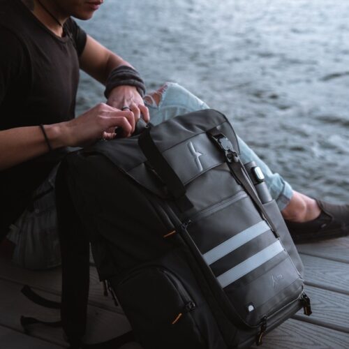 ATSA Everyday® Skateboard Backpack &nbsp; Der ATSA Everyday® Skateboard-Rucksack wurde entwickelt, um jede Art von (elektrischem) Skateboard zusammen mit Ihren Alltagsutensilien zu transportieren. Er ist mit cleveren Aufbewahrungslösungen für Elektro-Skateboard-Fahrer ausgestattet: Fernsteuerung, Ladegerät, Sonnenbrille, Wasserflasche, Kamerastativ, Fullface-Helm, frische Kleidung/Schuhe zum Wechseln und eine Schlaufe für Selfie-Sticks, damit Sie freihändig aus der Drohnenperspektive filmen können. Es gibt sogar einen verstärkten Bereich für Ersatzakkus. Mit einer hochwertigen gummiartigen Beschichtung und wasserdichten Reißverschlüssen ist sie perfekt für alle Wetterbedingungen geeignet. Das mattschwarze Design sieht einfach in jeder Situation gut aus. Tragen Sie die ATSA selbstbewusst sowohl zu Kundenterminen als auch zu Wochenendausflügen. Der Everyday® ESK8 Rucksack ist nicht einfach nur eine weitere Tasche, er ist für die Ewigkeit gemacht. Premium gummiertes Gewebe & Magnetverschluss Wasserdichte Reißverschlüsse aus koreanischer Produktion Stark genug für schwere Boards Extra schützende Polsterung für Laptop bis zu 17" Schlaue Aufbewahrungslösungen für Zubehör &nbsp;