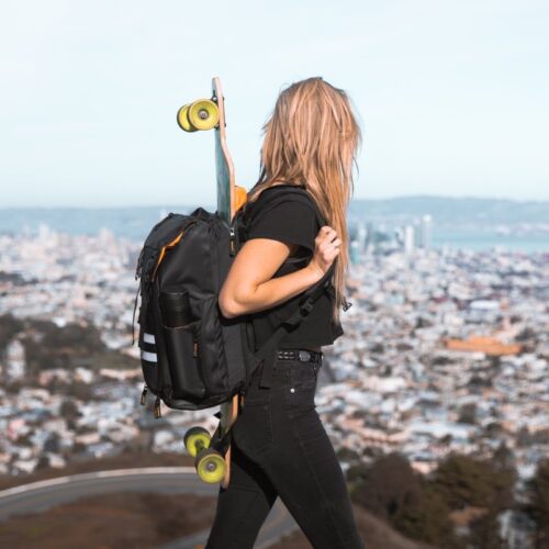 ATSA Everyday® Skateboard Backpack &nbsp; Der ATSA Everyday® Skateboard-Rucksack wurde entwickelt, um jede Art von (elektrischem) Skateboard zusammen mit Ihren Alltagsutensilien zu transportieren. Er ist mit cleveren Aufbewahrungslösungen für Elektro-Skateboard-Fahrer ausgestattet: Fernsteuerung, Ladegerät, Sonnenbrille, Wasserflasche, Kamerastativ, Fullface-Helm, frische Kleidung/Schuhe zum Wechseln und eine Schlaufe für Selfie-Sticks, damit Sie freihändig aus der Drohnenperspektive filmen können. Es gibt sogar einen verstärkten Bereich für Ersatzakkus. Mit einer hochwertigen gummiartigen Beschichtung und wasserdichten Reißverschlüssen ist sie perfekt für alle Wetterbedingungen geeignet. Das mattschwarze Design sieht einfach in jeder Situation gut aus. Tragen Sie die ATSA selbstbewusst sowohl zu Kundenterminen als auch zu Wochenendausflügen. Der Everyday® ESK8 Rucksack ist nicht einfach nur eine weitere Tasche, er ist für die Ewigkeit gemacht. Premium gummiertes Gewebe & Magnetverschluss Wasserdichte Reißverschlüsse aus koreanischer Produktion Stark genug für schwere Boards Extra schützende Polsterung für Laptop bis zu 17" Schlaue Aufbewahrungslösungen für Zubehör &nbsp;