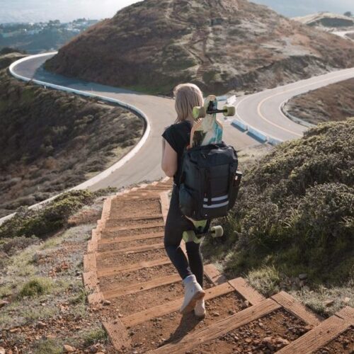 ATSA Everyday® Skateboard Backpack &nbsp; Der ATSA Everyday® Skateboard-Rucksack wurde entwickelt, um jede Art von (elektrischem) Skateboard zusammen mit Ihren Alltagsutensilien zu transportieren. Er ist mit cleveren Aufbewahrungslösungen für Elektro-Skateboard-Fahrer ausgestattet: Fernsteuerung, Ladegerät, Sonnenbrille, Wasserflasche, Kamerastativ, Fullface-Helm, frische Kleidung/Schuhe zum Wechseln und eine Schlaufe für Selfie-Sticks, damit Sie freihändig aus der Drohnenperspektive filmen können. Es gibt sogar einen verstärkten Bereich für Ersatzakkus. Mit einer hochwertigen gummiartigen Beschichtung und wasserdichten Reißverschlüssen ist sie perfekt für alle Wetterbedingungen geeignet. Das mattschwarze Design sieht einfach in jeder Situation gut aus. Tragen Sie die ATSA selbstbewusst sowohl zu Kundenterminen als auch zu Wochenendausflügen. Der Everyday® ESK8 Rucksack ist nicht einfach nur eine weitere Tasche, er ist für die Ewigkeit gemacht. Premium gummiertes Gewebe & Magnetverschluss Wasserdichte Reißverschlüsse aus koreanischer Produktion Stark genug für schwere Boards Extra schützende Polsterung für Laptop bis zu 17" Schlaue Aufbewahrungslösungen für Zubehör &nbsp;