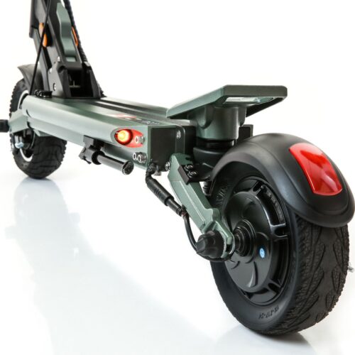 Zero 8 pro Wie der Z8 hat der Z8Pro einen soliden Hinterreifen, der niemals platt werden kann. Sie können den Roller einfach sperren, indem Sie eine RFID-Karte an den Roller halten. Auf diese Weise wird Ihr Roller niemals gestohlen. Der Pro verfügt über einen 48V-Akku, der etwas mehr Leistung liefern kann und eine Geschwindigkeit (unter optimalen Bedingungen) zwischen 40 und 45 km/h erreichen kann. Außerdem hat der 8Pro den größten Akku aller Leichtroller und mit 15,6Ah kommst du bei idealen Bedingungen theoretisch auf eine Strecke von 60 Kilometern (Herstellerangabe). Topspeed: 45km/h Reichweite: 60km