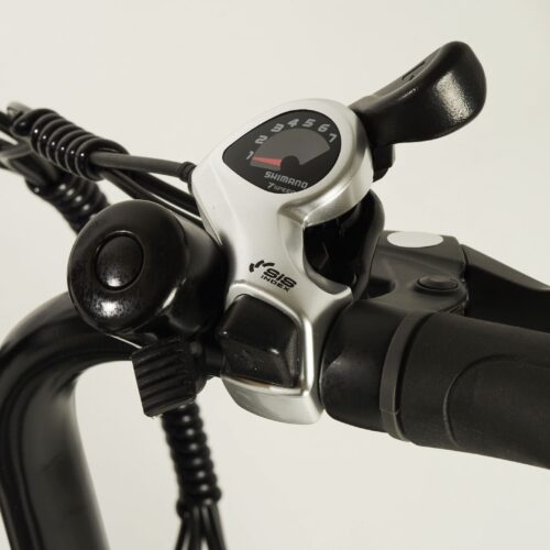 KNAAP BIKE BLACK EDITION &nbsp; Rahmen: Aluminium Motor: 36V 250W Heckantrieb Batterie: 36V 21Ah Samsung Lithium-Ionen Ladegerät: 36V 3A Anzeige: LCD mit Beleuchtung (Batterieanzeige, Tachometer und Kilometerstand) Hydraulisches Bremssystem: Tektro Mechanische Scheibenbremsen Schaltung: Shimano, 7 Schaltstufen Geschwindigkeit: 25km/h Aktionsradius: bis zu 140KM mit einer vollen Batterie &nbsp;