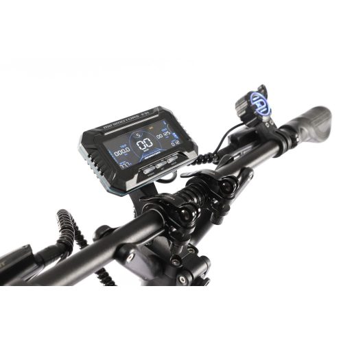 Dualtron Ultra 2 (EY4) Die Lite-Version ist mit einer 72 V 32 Ah LG-Batterie ausgestattet, die mit einer einzigen Ladung eine beeindruckende Reichweite von bis zu 100 km bietet. Die vollständige Aufladung dauert ca. 18 Stunden, mit einem 5A-Ladegerät ist eine schnellere Aufladung von 6 Stunden und 30 Minuten möglich. Die Super-Version hingegen verfügt über eine größere LG-Batterie mit 72 V und 40 Ah, die die Reichweite auf bis zu 125 km erhöht. Die Ladezeit für die Super-Version beträgt etwa 23 Stunden, mit einer Option für eine 8-stündige Ladung mit einem 5A-Ladegerät. Geschwindigkeit: bis zu 100 kmh Reichweite: 140 km