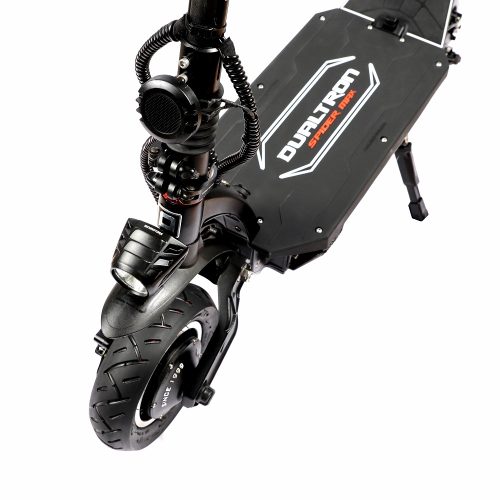 Dualtron Spider Max (EY4) Der Dualtron Spider Max ist in seiner Form, seinem Design und seinen Eigenschaften dem Spider 2 sehr ähnlich, aber er hat sehr willkommene Verbesserungen, die das Fahrerlebnis noch besser machen sollen: Erhöhte Motorleistung (4000W). Er ist mit dem neuesten EY4-LCD-Zentraldisplay ausgestattet. Das Display ist groß, farbenfroh, verbunden und wasserdicht (IPX7) Er ist mit einer leisen und effizienten Hupe ausgestattet (dieselbe Hupe wie beim Thunder 2). Es ist mit einem leistungsstarken Scheinwerfer und Blinkern ausgestattet. Geschwindigkeit: 70km/h Reichweite: 120km &nbsp;