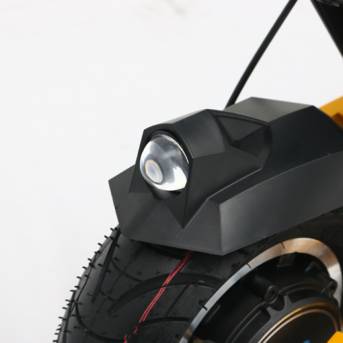 VSETT 10+ VSETT 10+ Der VSETT 10+ ist einer der am meisten gehypten Scooter der nächsten Generation für 2021. Er kombiniert Komfort, Leistung und Sicherheit. Die 60V 20.8 Ah, 25.6 Ah oder 28 Ah Batterie ermöglicht eine Reichweite von 65km, 80km in der 25.6 Ah Version oder 90km in der 28 Ah Version. Ausgestattet mit zwei 1400W bürstenlosen Motoren bietet das VSETT 10+ eine Höchstgeschwindigkeit von 80km/h (auf Privatgelände). Es wird mit einem Limiter bei 25km/h ausgeliefert. Top speed: 80 km/h 10+ Lite 20.8 Big Display 10+ Super 25.6 Big Display 10+ Pro 28 Big Display