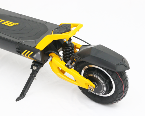 VSETT 10+ VSETT 10+ Der VSETT 10+ ist einer der am meisten gehypten Scooter der nächsten Generation für 2021. Er kombiniert Komfort, Leistung und Sicherheit. Die 60V 20.8 Ah, 25.6 Ah oder 28 Ah Batterie ermöglicht eine Reichweite von 65km, 80km in der 25.6 Ah Version oder 90km in der 28 Ah Version. Ausgestattet mit zwei 1400W bürstenlosen Motoren bietet das VSETT 10+ eine Höchstgeschwindigkeit von 80km/h (auf Privatgelände). Es wird mit einem Limiter bei 25km/h ausgeliefert. Top speed: 80 km/h 10+ Lite 20.8 Big Display 10+ Super 25.6 Big Display 10+ Pro 28 Big Display