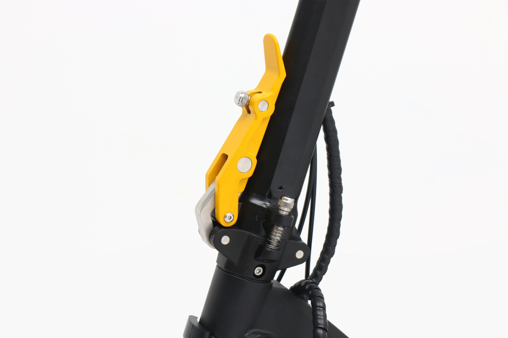 VSETT 10+ VSETT 10+ Der VSETT 10+ ist einer der am meisten gehypten Scooter der nächsten Generation für 2021. Er kombiniert Komfort, Leistung und Sicherheit. Die 60V 20.8 Ah, 25.6 Ah oder 28 Ah Batterie ermöglicht eine Reichweite von 65km, 80km in der 25.6 Ah Version oder 90km in der 28 Ah Version. Ausgestattet mit zwei 1400W bürstenlosen Motoren bietet das VSETT 10+ eine Höchstgeschwindigkeit von 80km/h (auf Privatgelände). Es wird mit einem Limiter bei 25km/h ausgeliefert. Top speed: 80 km/h 10+ Lite 20.8 Big Display 10+ Super 25.6 Big Display 10+ Pro 28 Big Display