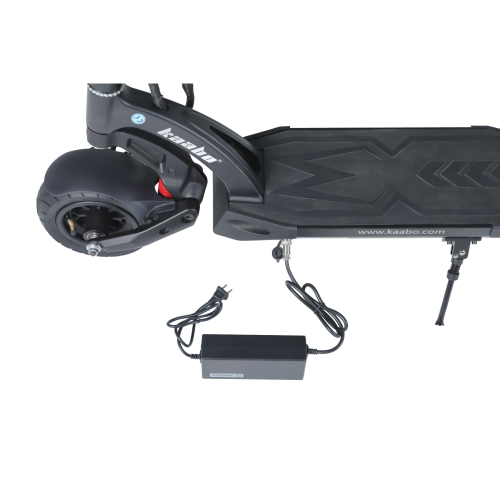 Kaabo Mantis 8 &nbsp; Der Kaabo Mantis 8 (auch bekannt als Kaabo Mantis Lite) ist ein Einsteiger-Elektroroller, bei dem (im Gegensatz zu seinen größeren Brüdern) der Komfort im Vordergrund steht. Der Kaabo Mantis 8 ist perfekt für tägliche Fahrten und verfügt über eine ordentliche Geschwindigkeit, Reichweite und Drehmoment.