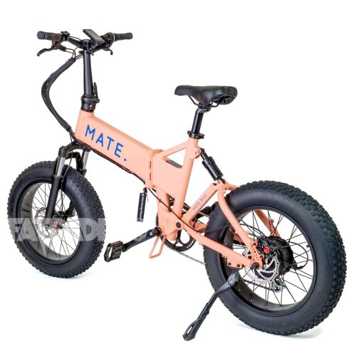 Mate X 250W Candy Crushed &nbsp; 100% Street Legal in Deutschland, Österreich und der Schweiz Dieses MATE X 250W Candy Crushed Elektrofahrrad, ausgestattet mit einem herkulischen Hi-Torque-Motor, gepaart mit einem ultra-ausdauernden Hi-Voltage-Akku, ist unser zeitloser Klassiker und Top-Seller zugleich. Seine unvergleichliche Handwerkskunst und Innovation zeigen sich im gesamten eBike. Schlüsselfunktionen wie selbstnachstellende Scheibenbremsen mit punktgenauer Modulation, ein intelligentes LCD-Farbdisplay mit USB-Anschluss, eine reaktionsschnelle Vollfederung und breite All-Terrain-Reifen runden dieses ultimative Paket ab. Geschwindigkeit: 25 km/h Reichweite: 120KM