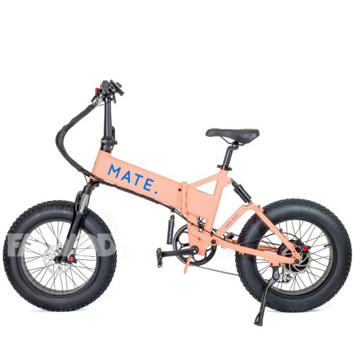 Mate X 250W Candy Crushed &nbsp; 100% Street Legal in Deutschland, Österreich und der Schweiz Dieses MATE X 250W Candy Crushed Elektrofahrrad, ausgestattet mit einem herkulischen Hi-Torque-Motor, gepaart mit einem ultra-ausdauernden Hi-Voltage-Akku, ist unser zeitloser Klassiker und Top-Seller zugleich. Seine unvergleichliche Handwerkskunst und Innovation zeigen sich im gesamten eBike. Schlüsselfunktionen wie selbstnachstellende Scheibenbremsen mit punktgenauer Modulation, ein intelligentes LCD-Farbdisplay mit USB-Anschluss, eine reaktionsschnelle Vollfederung und breite All-Terrain-Reifen runden dieses ultimative Paket ab. Geschwindigkeit: 25 km/h Reichweite: 120KM