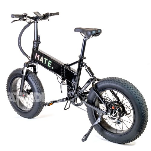 Mate X 250W Interstellar Mate X 250W Interstellar 100% Street Legal in Deutschland, Österreich und der Schweiz Dieses MATE X 250W Interstellar Elektrofahrrad, ausgestattet mit einem herkulischen Hi-Torque-Motor, gepaart mit einem ultra-ausdauernden Hi-Voltage-Akku, ist unser zeitloser Klassiker und Top-Seller zugleich. Seine unvergleichliche Handwerkskunst und Innovation zeigen sich im gesamten eBike. Schlüsselfunktionen wie selbstnachstellende Scheibenbremsen mit punktgenauer Modulation, ein intelligentes LCD-Farbdisplay mit USB-Anschluss, eine reaktionsschnelle Vollfederung und breite All-Terrain-Reifen runden dieses ultimative Paket ab. Geschwindigkeit: 25 km/h Reichweite: 120KM