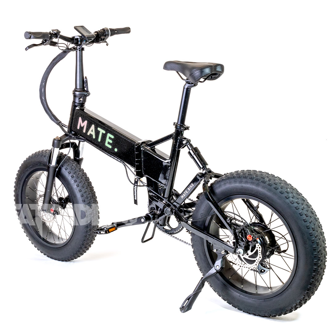 Mate X 250W Interstellar Mate X 250W Interstellar 100% Street Legal in Deutschland, Österreich und der Schweiz Dieses MATE X 250W Interstellar Elektrofahrrad, ausgestattet mit einem herkulischen Hi-Torque-Motor, gepaart mit einem ultra-ausdauernden Hi-Voltage-Akku, ist unser zeitloser Klassiker und Top-Seller zugleich. Seine unvergleichliche Handwerkskunst und Innovation zeigen sich im gesamten eBike. Schlüsselfunktionen wie selbstnachstellende Scheibenbremsen mit punktgenauer Modulation, ein intelligentes LCD-Farbdisplay mit USB-Anschluss, eine reaktionsschnelle Vollfederung und breite All-Terrain-Reifen runden dieses ultimative Paket ab. Geschwindigkeit: 25 km/h Reichweite: 120KM