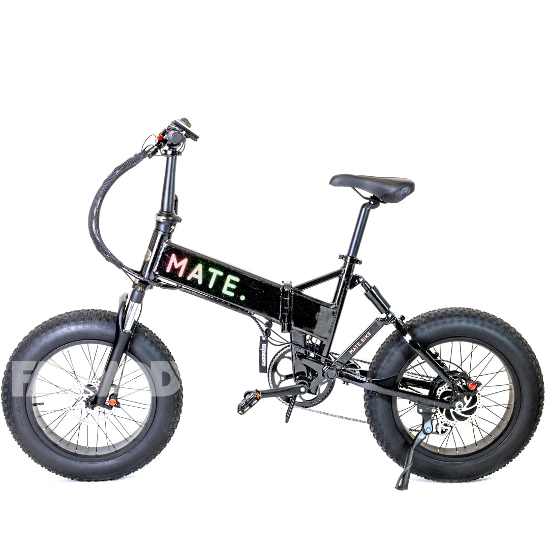Mate X 250W Interstellar Mate X 250W Interstellar 100% Street Legal in Deutschland, Österreich und der Schweiz Dieses MATE X 250W Interstellar Elektrofahrrad, ausgestattet mit einem herkulischen Hi-Torque-Motor, gepaart mit einem ultra-ausdauernden Hi-Voltage-Akku, ist unser zeitloser Klassiker und Top-Seller zugleich. Seine unvergleichliche Handwerkskunst und Innovation zeigen sich im gesamten eBike. Schlüsselfunktionen wie selbstnachstellende Scheibenbremsen mit punktgenauer Modulation, ein intelligentes LCD-Farbdisplay mit USB-Anschluss, eine reaktionsschnelle Vollfederung und breite All-Terrain-Reifen runden dieses ultimative Paket ab. Geschwindigkeit: 25 km/h Reichweite: 120KM