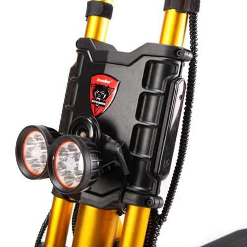 Kaabo Wolf King GT Pro - Gold Der Kaabo Wolf King GT Elektroroller der Spitzenklasse ist so konstruiert, dass er weiter und schneller fährt. Legit 70 Meile Vielfalt und 62 mph Spitze. Mit leistungsfähigeren 50A Sinus-Steuerungen im Inneren des Vorbaus, können Sie härter fahren, länger ohne Überhitzung. Unter den Füßen hat das King GT ein großartiges gummiertes Deck, eine Fahrradfederung an der Vorderseite und eine großartige Federung am Heck. Zusammen mit den fetten 11-Zoll-Avenue-Reifen bietet das GT maximalen Komfort. Topspeed: 100 km/h Reichweite: 112 km (im Eco-Modus, Einzelantrieb)