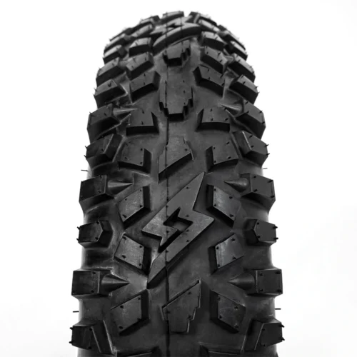 SUPER73 GRZLY Tire 20in. x 5.0in. with Override Jetzt mit pannensicherem Override und in einer Breite von 20 Zoll x 4,5 Zoll erhältlich, bietet der GRZLY ein Profil für alle, die sich jenseits der asphaltierten Wege bewegen wollen. Mit seinem aggressiven Noppenprofil bietet der GRZLY exzellenten Grip auf unterschiedlichstem Terrain. Er gräbt sich mit Grausamkeit in losen Schmutz und Schotter ein oder bietet beständigen Kontakt und Grip auf hartem Untergrund, Felsen und Asphalt. Fahren Sie mit Freiheit und erkunden Sie mit dem Wissen, dass die GRZLY-Reifen vor keiner Herausforderung zurückschrecken. Kompatibilität: Z Miami, ZX, S2, R, RX