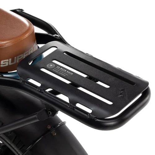 SUPER73 S2-SERIES REAR CARGO RACK Der S2-Heckgepäckträger ist ein hochwertiger, leichter Träger, der speziell für den SUPER73-S2 entwickelt wurde. Dieser vielseitige Gepäckträger lässt sich am S2-Aluminiumrahmen befestigen und verfügt über integrierte Haltegriffe für den Beifahrer.