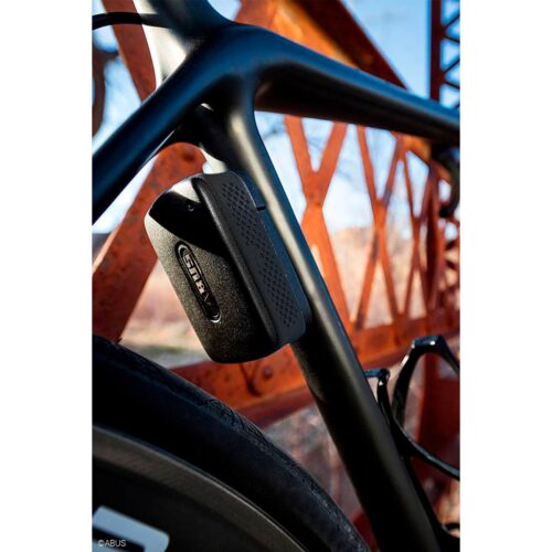 ABUS Alarmbox Fahrrad-Diebstahlalarm ABUS Alarmbox Fahrrad-Diebstahlalarm Was nützt das beste Fahrradschloss, wenn Langfinger sich in Ruhe daran zu schaffen machen? Mit der Abus Alarmbox ist damit jetzt Schluss. Einmal am Fahrrad montiert und scharf geschaltet, reagiert die mobile Alarmanlage auf Erschütterungen mit einem schrillen Alarmton. Satte 100 Dezibel schlagen potenzielle Diebe zuverlässig in die Flucht. Nach 15 Sekunden stoppt der Alarm und schaltet sich automatisch wieder scharf. Kurze Erschütterungen, etwa durch ballspielende Kinder, beantwortet die Alarmbox lediglich mit einem kurzen Warnton. So brauchst du dir um die genervte Nachbarschaft keine Sorgen machen. Die Abus Alarmbox kann selbstverständlich auch andere Gegenstände gegen Diebstahl sichern, beispielsweise E-Scooter, Reisekoffer oder den Anhänger vor dem Haus. Sie wird über zwei anpassbare Metallbänder am Rahmen fixiert und lässt sich mittels Schlüssel deaktivieren oder wieder vom Rahmen abnehmen.