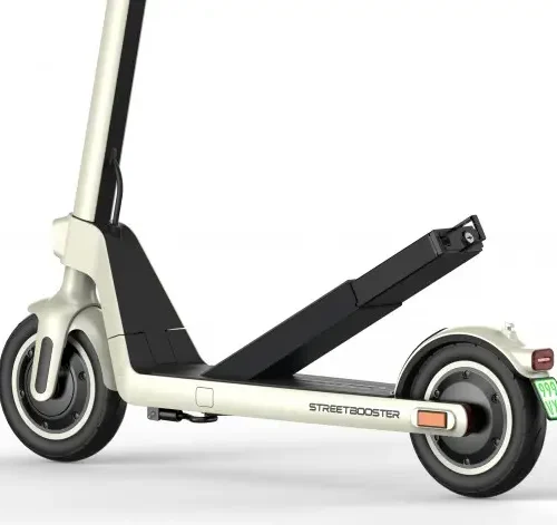 STREETBOOSTER Two mit Straßenzulassung Der STREETBOOSTER Two definiert das Thema E-Scooter neu. Der Elektroroller mit Straßenzulassung wurde mit modernsten Methoden der Automobilindustrie entwickelt. Alle tragenden Bauteile sind aus hochwertigen Aluminiumlegierungen gefertigt und exakt verschweißt. Dies führt zu einer bisher nicht bekannten Spurstabilität, sodass man den STREETBOOSTER Two sogar freihändig fahren könnte. Die feinfühlige, aufeinander abgestimmte Leistungselektronik von Hobbywing (welche in E-Scootern übrigens als Erstes im STREETBOOSTER One eingesetzt wurde) sorgt bei unserem Elektroroller mit Straßenzulassung für ruckelfreies und kraftvolles Anfahren bei gleichbleibender Leistungsentfaltung bis zur Höchstgeschwindigkeit. Speed: 22 km/h reale Range: bis zu 33 km Gewicht: 20kg maximales Fahrer/innengewicht: 120kg Peak Power: 700W Nenndauerleistung: 450W