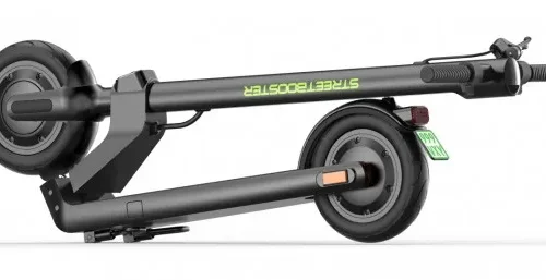 STREETBOOSTER Two mit Straßenzulassung Der STREETBOOSTER Two definiert das Thema E-Scooter neu. Der Elektroroller mit Straßenzulassung wurde mit modernsten Methoden der Automobilindustrie entwickelt. Alle tragenden Bauteile sind aus hochwertigen Aluminiumlegierungen gefertigt und exakt verschweißt. Dies führt zu einer bisher nicht bekannten Spurstabilität, sodass man den STREETBOOSTER Two sogar freihändig fahren könnte. Die feinfühlige, aufeinander abgestimmte Leistungselektronik von Hobbywing (welche in E-Scootern übrigens als Erstes im STREETBOOSTER One eingesetzt wurde) sorgt bei unserem Elektroroller mit Straßenzulassung für ruckelfreies und kraftvolles Anfahren bei gleichbleibender Leistungsentfaltung bis zur Höchstgeschwindigkeit. Speed: 22 km/h reale Range: bis zu 33 km Gewicht: 20kg maximales Fahrer/innengewicht: 120kg Peak Power: 700W Nenndauerleistung: 450W