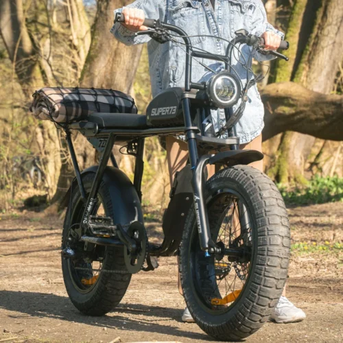 Super73 S2 In-Frame Molle &nbsp; Diese rahmeninternen MOLLE-Platten können an Ihrem SUPER73-S2-Motorrad befestigt werden. Die Platte wird vorne an der Stelle angebracht, an der sich bei einem Motorrad der Tank oder der Motor befinden würde, damit Sie alles im Auge behalten können. Sie sind solide aus robustem Aluminium gefertigt. Kompatibilität: S2