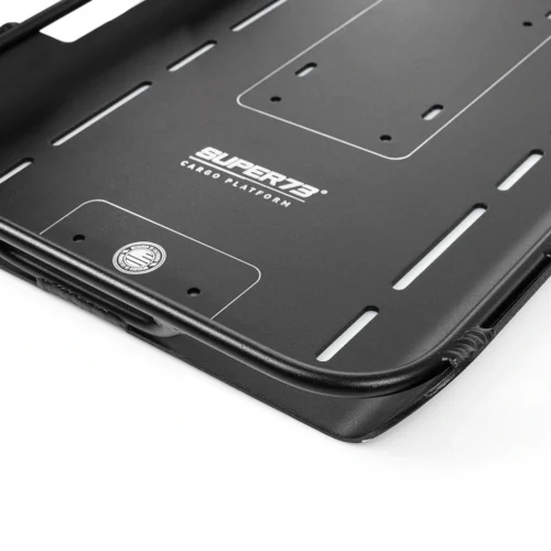 Super73 REVERSIBLE CARGO PLATFORM &nbsp; Verwandeln Sie Ihren SUPER73 in einen Pickup-Truck (na ja, fast). Diese stabile Metall-Ladefläche ist ein geniales Design. Erstens verfügt sie über sichere Befestigungspunkte an drei Kanten sowie über Gurtschlitze. Als Nächstes - und das ist der wirklich clevere Teil - ist sie umkehrbar. Mit der Schienenseite nach oben hält sie kleine Pakete sicher fest. Drehen Sie ihn mit der Schienenseite nach unten um, und Sie können größere Kisten oder ungerade geformte Lasten transportieren.