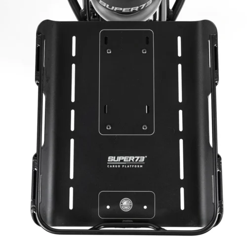 Super73 REVERSIBLE CARGO PLATFORM &nbsp; Verwandeln Sie Ihren SUPER73 in einen Pickup-Truck (na ja, fast). Diese stabile Metall-Ladefläche ist ein geniales Design. Erstens verfügt sie über sichere Befestigungspunkte an drei Kanten sowie über Gurtschlitze. Als Nächstes - und das ist der wirklich clevere Teil - ist sie umkehrbar. Mit der Schienenseite nach oben hält sie kleine Pakete sicher fest. Drehen Sie ihn mit der Schienenseite nach unten um, und Sie können größere Kisten oder ungerade geformte Lasten transportieren.