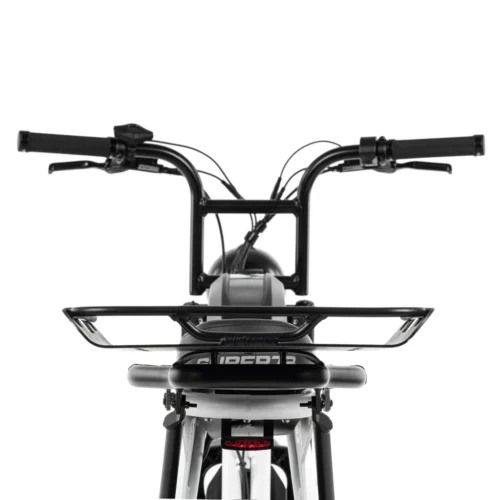 Super73 REVERSIBLE CARGO PLATFORM &nbsp; Verwandeln Sie Ihren SUPER73 in einen Pickup-Truck (na ja, fast). Diese stabile Metall-Ladefläche ist ein geniales Design. Erstens verfügt sie über sichere Befestigungspunkte an drei Kanten sowie über Gurtschlitze. Als Nächstes - und das ist der wirklich clevere Teil - ist sie umkehrbar. Mit der Schienenseite nach oben hält sie kleine Pakete sicher fest. Drehen Sie ihn mit der Schienenseite nach unten um, und Sie können größere Kisten oder ungerade geformte Lasten transportieren.