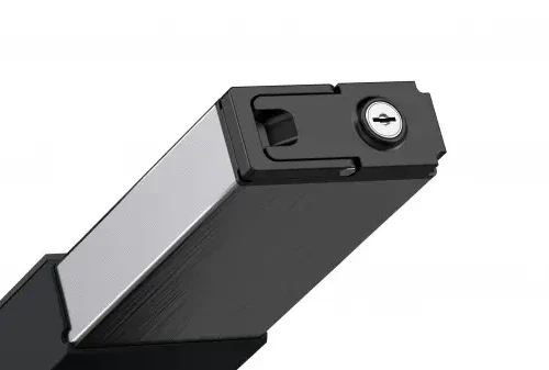 STREETBOOSTER Two mit Straßenzulassung Der STREETBOOSTER Two definiert das Thema E-Scooter neu. Der Elektroroller mit Straßenzulassung wurde mit modernsten Methoden der Automobilindustrie entwickelt. Alle tragenden Bauteile sind aus hochwertigen Aluminiumlegierungen gefertigt und exakt verschweißt. Dies führt zu einer bisher nicht bekannten Spurstabilität, sodass man den STREETBOOSTER Two sogar freihändig fahren könnte. Die feinfühlige, aufeinander abgestimmte Leistungselektronik von Hobbywing (welche in E-Scootern übrigens als Erstes im STREETBOOSTER One eingesetzt wurde) sorgt bei unserem Elektroroller mit Straßenzulassung für ruckelfreies und kraftvolles Anfahren bei gleichbleibender Leistungsentfaltung bis zur Höchstgeschwindigkeit. Speed: 22 km/h reale Range: bis zu 33 km Gewicht: 20kg maximales Fahrer/innengewicht: 120kg Peak Power: 700W Nenndauerleistung: 450W