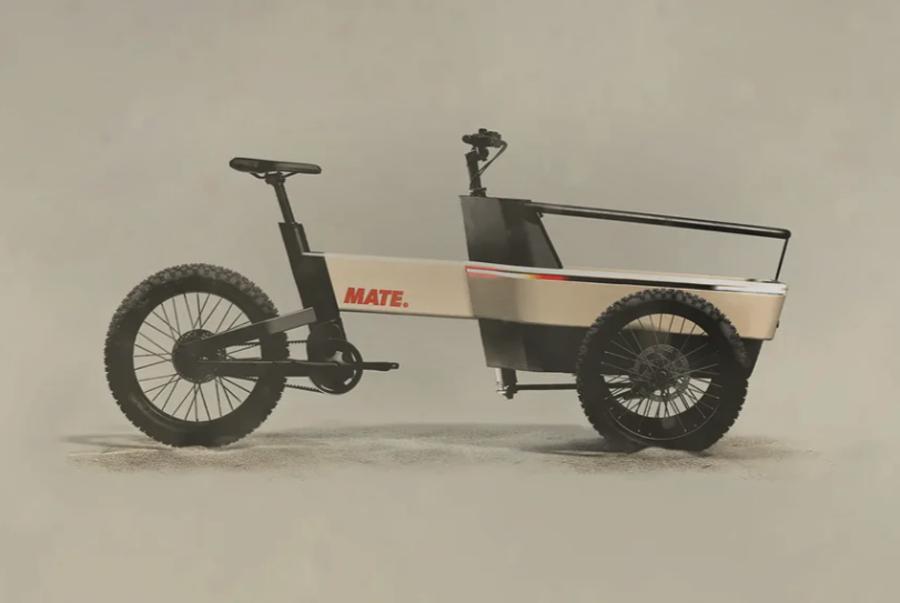 MATE SUV Cargobike Der MATE SUV wurde als perfekte Alternative zum Auto entwickelt, mit der Sie sich problemlos durch die Stadt bewegen und den Verkehr umgehen können. Ob Sie mit Ihren Kindern auf dem täglichen Schulweg, Ihrem Partner oder einem Freund unterwegs sind, auf den MATE SUV können Sie sich im Alltag verlassen. Mit einer Akkuladung legt der MATE SUV bis zu 100 km zurück und bewältigt auch schwere Lasten mit Leichtigkeit. Der starke Mittelmotor mit Tretunterstützung ermöglicht ein müheloses und bequemes Manövrieren. Mit der optionalen Regenschutzhaube müssen Sie auch an Regentagen nicht nach dem Autoschlüssel greifen und können Ihre Waren sicher ausliefern. Der MATE SUV mit seinem modularen Design und einer Reihe von Optionen bietet Ihnen die Freiheit, jede Version von Ihnen zu entdecken. Eine Auswahl an Kasteninterieur, das Allwetterdach, die Geländereifen und die exklusive MATE Wing-Technologie machen ihn zum vielseitigsten SUV auf dem Markt.