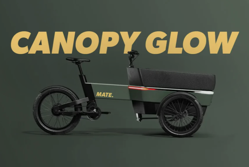 MATE SUV Cargobike Der MATE SUV wurde als perfekte Alternative zum Auto entwickelt, mit der Sie sich problemlos durch die Stadt bewegen und den Verkehr umgehen können. Ob Sie mit Ihren Kindern auf dem täglichen Schulweg, Ihrem Partner oder einem Freund unterwegs sind, auf den MATE SUV können Sie sich im Alltag verlassen. Mit einer Akkuladung legt der MATE SUV bis zu 100 km zurück und bewältigt auch schwere Lasten mit Leichtigkeit. Der starke Mittelmotor mit Tretunterstützung ermöglicht ein müheloses und bequemes Manövrieren. Mit der optionalen Regenschutzhaube müssen Sie auch an Regentagen nicht nach dem Autoschlüssel greifen und können Ihre Waren sicher ausliefern. Der MATE SUV mit seinem modularen Design und einer Reihe von Optionen bietet Ihnen die Freiheit, jede Version von Ihnen zu entdecken. Eine Auswahl an Kasteninterieur, das Allwetterdach, die Geländereifen und die exklusive MATE Wing-Technologie machen ihn zum vielseitigsten SUV auf dem Markt.