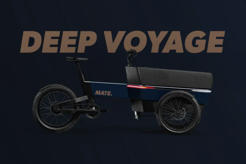 MATE SUV Cargobike Der MATE SUV wurde als perfekte Alternative zum Auto entwickelt, mit der Sie sich problemlos durch die Stadt bewegen und den Verkehr umgehen können. Ob Sie mit Ihren Kindern auf dem täglichen Schulweg, Ihrem Partner oder einem Freund unterwegs sind, auf den MATE SUV können Sie sich im Alltag verlassen. Mit einer Akkuladung legt der MATE SUV bis zu 100 km zurück und bewältigt auch schwere Lasten mit Leichtigkeit. Der starke Mittelmotor mit Tretunterstützung ermöglicht ein müheloses und bequemes Manövrieren. Mit der optionalen Regenschutzhaube müssen Sie auch an Regentagen nicht nach dem Autoschlüssel greifen und können Ihre Waren sicher ausliefern. Der MATE SUV mit seinem modularen Design und einer Reihe von Optionen bietet Ihnen die Freiheit, jede Version von Ihnen zu entdecken. Eine Auswahl an Kasteninterieur, das Allwetterdach, die Geländereifen und die exklusive MATE Wing-Technologie machen ihn zum vielseitigsten SUV auf dem Markt.