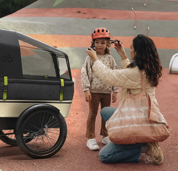 MATE SUV Cargobike Der MATE SUV wurde als perfekte Alternative zum Auto entwickelt, mit der Sie sich problemlos durch die Stadt bewegen und den Verkehr umgehen können. Ob Sie mit Ihren Kindern auf dem täglichen Schulweg, Ihrem Partner oder einem Freund unterwegs sind, auf den MATE SUV können Sie sich im Alltag verlassen. Mit einer Akkuladung legt der MATE SUV bis zu 100 km zurück und bewältigt auch schwere Lasten mit Leichtigkeit. Der starke Mittelmotor mit Tretunterstützung ermöglicht ein müheloses und bequemes Manövrieren. Mit der optionalen Regenschutzhaube müssen Sie auch an Regentagen nicht nach dem Autoschlüssel greifen und können Ihre Waren sicher ausliefern. Der MATE SUV mit seinem modularen Design und einer Reihe von Optionen bietet Ihnen die Freiheit, jede Version von Ihnen zu entdecken. Eine Auswahl an Kasteninterieur, das Allwetterdach, die Geländereifen und die exklusive MATE Wing-Technologie machen ihn zum vielseitigsten SUV auf dem Markt.