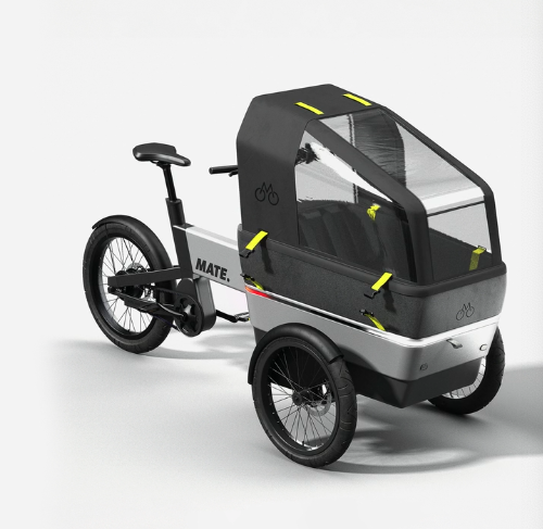 MATE SUV Cargobike Der MATE SUV wurde als perfekte Alternative zum Auto entwickelt, mit der Sie sich problemlos durch die Stadt bewegen und den Verkehr umgehen können. Ob Sie mit Ihren Kindern auf dem täglichen Schulweg, Ihrem Partner oder einem Freund unterwegs sind, auf den MATE SUV können Sie sich im Alltag verlassen. Mit einer Akkuladung legt der MATE SUV bis zu 100 km zurück und bewältigt auch schwere Lasten mit Leichtigkeit. Der starke Mittelmotor mit Tretunterstützung ermöglicht ein müheloses und bequemes Manövrieren. Mit der optionalen Regenschutzhaube müssen Sie auch an Regentagen nicht nach dem Autoschlüssel greifen und können Ihre Waren sicher ausliefern. Der MATE SUV mit seinem modularen Design und einer Reihe von Optionen bietet Ihnen die Freiheit, jede Version von Ihnen zu entdecken. Eine Auswahl an Kasteninterieur, das Allwetterdach, die Geländereifen und die exklusive MATE Wing-Technologie machen ihn zum vielseitigsten SUV auf dem Markt.