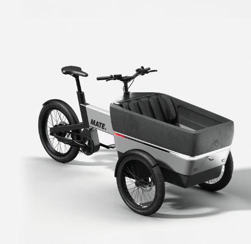 MATE SUV Cargobike Der MATE SUV wurde als perfekte Alternative zum Auto entwickelt, mit der Sie sich problemlos durch die Stadt bewegen und den Verkehr umgehen können. Ob Sie mit Ihren Kindern auf dem täglichen Schulweg, Ihrem Partner oder einem Freund unterwegs sind, auf den MATE SUV können Sie sich im Alltag verlassen. Mit einer Akkuladung legt der MATE SUV bis zu 100 km zurück und bewältigt auch schwere Lasten mit Leichtigkeit. Der starke Mittelmotor mit Tretunterstützung ermöglicht ein müheloses und bequemes Manövrieren. Mit der optionalen Regenschutzhaube müssen Sie auch an Regentagen nicht nach dem Autoschlüssel greifen und können Ihre Waren sicher ausliefern. Der MATE SUV mit seinem modularen Design und einer Reihe von Optionen bietet Ihnen die Freiheit, jede Version von Ihnen zu entdecken. Eine Auswahl an Kasteninterieur, das Allwetterdach, die Geländereifen und die exklusive MATE Wing-Technologie machen ihn zum vielseitigsten SUV auf dem Markt.