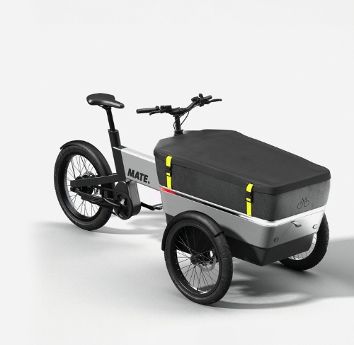 MATE SUV Cargobike Der MATE SUV wurde als perfekte Alternative zum Auto entwickelt, mit der Sie sich problemlos durch die Stadt bewegen und den Verkehr umgehen können. Ob Sie mit Ihren Kindern auf dem täglichen Schulweg, Ihrem Partner oder einem Freund unterwegs sind, auf den MATE SUV können Sie sich im Alltag verlassen. Mit einer Akkuladung legt der MATE SUV bis zu 100 km zurück und bewältigt auch schwere Lasten mit Leichtigkeit. Der starke Mittelmotor mit Tretunterstützung ermöglicht ein müheloses und bequemes Manövrieren. Mit der optionalen Regenschutzhaube müssen Sie auch an Regentagen nicht nach dem Autoschlüssel greifen und können Ihre Waren sicher ausliefern. Der MATE SUV mit seinem modularen Design und einer Reihe von Optionen bietet Ihnen die Freiheit, jede Version von Ihnen zu entdecken. Eine Auswahl an Kasteninterieur, das Allwetterdach, die Geländereifen und die exklusive MATE Wing-Technologie machen ihn zum vielseitigsten SUV auf dem Markt.