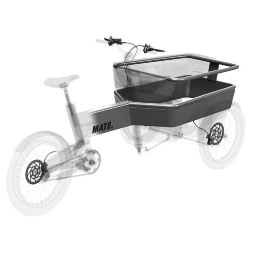 MATE SUV Cargobike Der MATE SUV wurde als perfekte Alternative zum Auto entwickelt, mit der Sie sich problemlos durch die Stadt bewegen und den Verkehr umgehen können. Ob Sie mit Ihren Kindern auf dem täglichen Schulweg, Ihrem Partner oder einem Freund unterwegs sind, auf den MATE SUV können Sie sich im Alltag verlassen. Mit einer Akkuladung legt der MATE SUV bis zu 100 km zurück und bewältigt auch schwere Lasten mit Leichtigkeit. Der starke Mittelmotor mit Tretunterstützung ermöglicht ein müheloses und bequemes Manövrieren. Mit der optionalen Regenschutzhaube müssen Sie auch an Regentagen nicht nach dem Autoschlüssel greifen und können Ihre Waren sicher ausliefern. Der MATE SUV mit seinem modularen Design und einer Reihe von Optionen bietet Ihnen die Freiheit, jede Version von Ihnen zu entdecken. Eine Auswahl an Kasteninterieur, das Allwetterdach, die Geländereifen und die exklusive MATE Wing-Technologie machen ihn zum vielseitigsten SUV auf dem Markt.