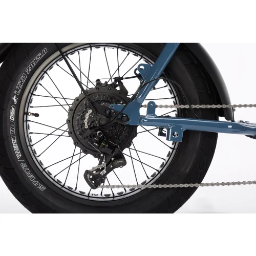 Super73-ZX Panthro Blue DER KOMFORTABLE PENDLER Das ZX ist die größere Version unseres ZG und verfügt über einen leichteren Rahmen aus Flugzeugaluminium und einen größeren herausnehmbaren Akku. Mit einem brandneuen, neu gestalteten Sitz, verbesserter Ergonomie und einer aufrechteren Fahrposition ist das ZX eines der bisher komfortabelsten SUPER73-Fahrräder. RIDING MODES: 4 PAS MODES AND 4 SPEED LEVELS BATTERY RANGE: 40-80 KM MOTOR: 250W EPAC Konformitätserklärungen (EPAC) sind auf Anfrage erhältlich.