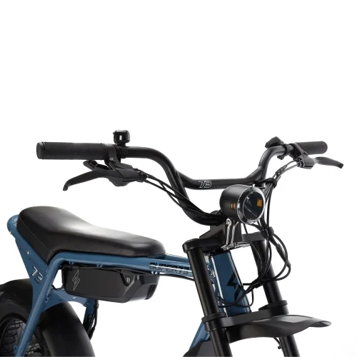 Super73-ZX Panthro Blue DER KOMFORTABLE PENDLER Das ZX ist die größere Version unseres ZG und verfügt über einen leichteren Rahmen aus Flugzeugaluminium und einen größeren herausnehmbaren Akku. Mit einem brandneuen, neu gestalteten Sitz, verbesserter Ergonomie und einer aufrechteren Fahrposition ist das ZX eines der bisher komfortabelsten SUPER73-Fahrräder. RIDING MODES: 4 PAS MODES AND 4 SPEED LEVELS BATTERY RANGE: 40-80 KM MOTOR: 250W EPAC Konformitätserklärungen (EPAC) sind auf Anfrage erhältlich.