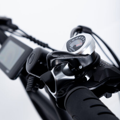 KNAAP RTD &nbsp; Rahmen: Aluminium Motor: 36V 250W Heckantrieb Batterie: 36V 21Ah Samsung Lithium-Ionen Ladegerät: 36V 3A Anzeige: LCD mit Beleuchtung (Batterieanzeige, Tachometer und Kilometerstand) Hydraulisches Bremssystem: Tektro Mechanische Scheibenbremsen Schaltung: Shimano, 7 Schaltstufen Geschwindigkeit: 25km/h Aktionsradius: bis zu 140KM mit einer vollen Batterie &nbsp;