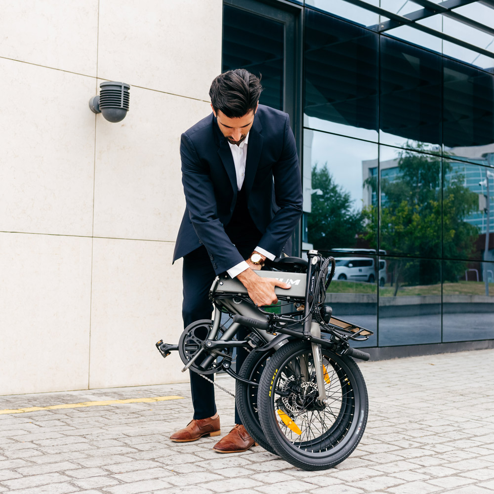 Littium IBIZA TITANIUM Das Elektrofahrrad Littium Ibiza Titanium wurde für die anspruchsvollsten Radfahrer entwickelt. Es ist wendig, einfach zusammenzufalten, robust und stabil und wurde als Antwort auf den aktuellen Bedarf an nachhaltiger Mobilität entworfen und entwickelt, um sich in der Stadt fortzubewegen. Die Merkmale, die es vom Ibiza Dogma unterscheiden, sind seine Titanfarbe, die neue Bremskonfiguration der Tektro Auriga E500, die die Bremsqualität erhöht und verbessert, und die Integration des OLED-Bildschirms, der die Unterstützung und den Datenempfang verbessert, ohne die Bremsen zu entfernen.