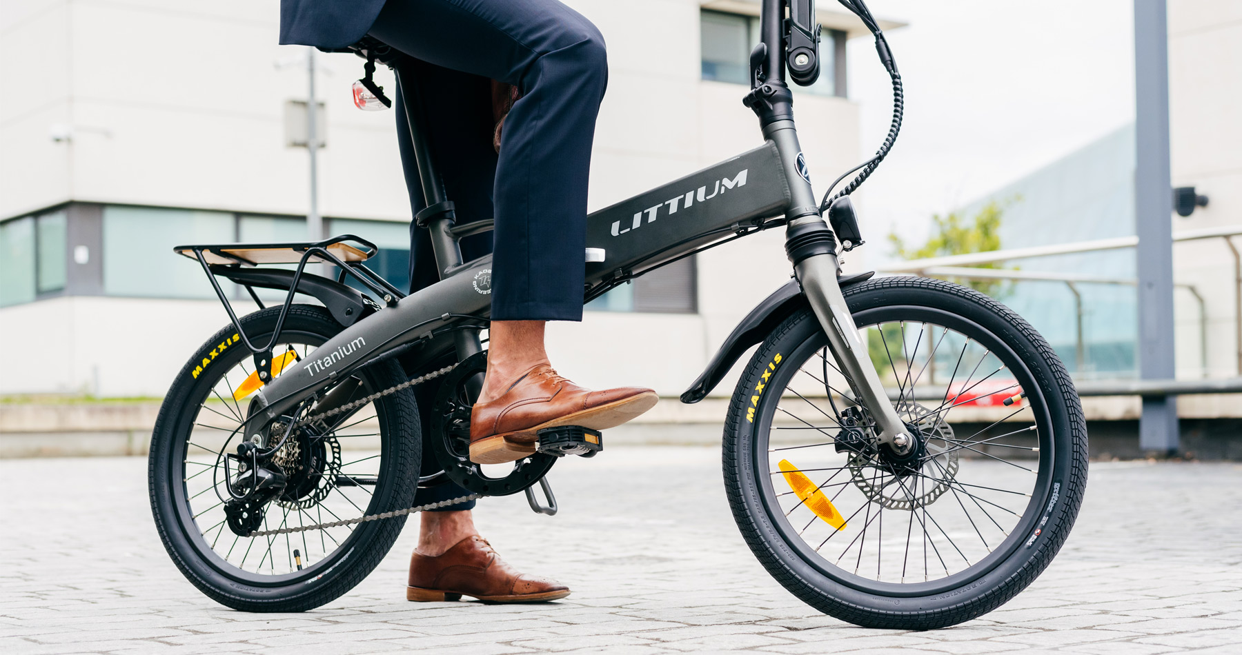 Littium IBIZA TITANIUM Das Elektrofahrrad Littium Ibiza Titanium wurde für die anspruchsvollsten Radfahrer entwickelt. Es ist wendig, einfach zusammenzufalten, robust und stabil und wurde als Antwort auf den aktuellen Bedarf an nachhaltiger Mobilität entworfen und entwickelt, um sich in der Stadt fortzubewegen. Die Merkmale, die es vom Ibiza Dogma unterscheiden, sind seine Titanfarbe, die neue Bremskonfiguration der Tektro Auriga E500, die die Bremsqualität erhöht und verbessert, und die Integration des OLED-Bildschirms, der die Unterstützung und den Datenempfang verbessert, ohne die Bremsen zu entfernen.