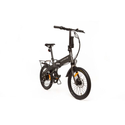 Littium IBIZA TITANIUM Das Elektrofahrrad Littium Ibiza Titanium wurde für die anspruchsvollsten Radfahrer entwickelt. Es ist wendig, einfach zusammenzufalten, robust und stabil und wurde als Antwort auf den aktuellen Bedarf an nachhaltiger Mobilität entworfen und entwickelt, um sich in der Stadt fortzubewegen. Die Merkmale, die es vom Ibiza Dogma unterscheiden, sind seine Titanfarbe, die neue Bremskonfiguration der Tektro Auriga E500, die die Bremsqualität erhöht und verbessert, und die Integration des OLED-Bildschirms, der die Unterstützung und den Datenempfang verbessert, ohne die Bremsen zu entfernen.