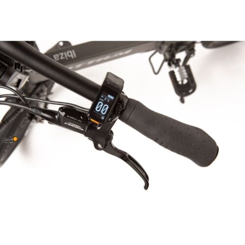 Littium IBIZA TITANIUM Das Elektrofahrrad Littium Ibiza Titanium wurde für die anspruchsvollsten Radfahrer entwickelt. Es ist wendig, einfach zusammenzufalten, robust und stabil und wurde als Antwort auf den aktuellen Bedarf an nachhaltiger Mobilität entworfen und entwickelt, um sich in der Stadt fortzubewegen. Die Merkmale, die es vom Ibiza Dogma unterscheiden, sind seine Titanfarbe, die neue Bremskonfiguration der Tektro Auriga E500, die die Bremsqualität erhöht und verbessert, und die Integration des OLED-Bildschirms, der die Unterstützung und den Datenempfang verbessert, ohne die Bremsen zu entfernen.