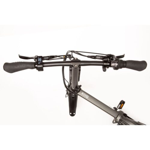 Littium IBIZA TITANIUM Das Elektrofahrrad Littium Ibiza Titanium wurde für die anspruchsvollsten Radfahrer entwickelt. Es ist wendig, einfach zusammenzufalten, robust und stabil und wurde als Antwort auf den aktuellen Bedarf an nachhaltiger Mobilität entworfen und entwickelt, um sich in der Stadt fortzubewegen. Die Merkmale, die es vom Ibiza Dogma unterscheiden, sind seine Titanfarbe, die neue Bremskonfiguration der Tektro Auriga E500, die die Bremsqualität erhöht und verbessert, und die Integration des OLED-Bildschirms, der die Unterstützung und den Datenempfang verbessert, ohne die Bremsen zu entfernen.