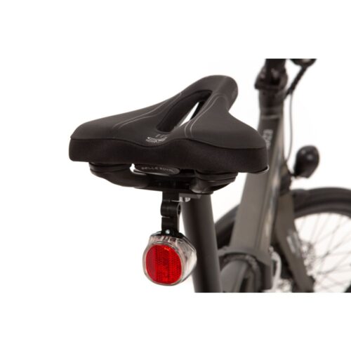 Littium IBIZA TITANIUM Das Elektrofahrrad Littium Ibiza Titanium wurde für die anspruchsvollsten Radfahrer entwickelt. Es ist wendig, einfach zusammenzufalten, robust und stabil und wurde als Antwort auf den aktuellen Bedarf an nachhaltiger Mobilität entworfen und entwickelt, um sich in der Stadt fortzubewegen. Die Merkmale, die es vom Ibiza Dogma unterscheiden, sind seine Titanfarbe, die neue Bremskonfiguration der Tektro Auriga E500, die die Bremsqualität erhöht und verbessert, und die Integration des OLED-Bildschirms, der die Unterstützung und den Datenempfang verbessert, ohne die Bremsen zu entfernen.