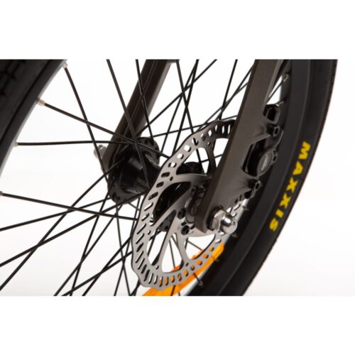 Littium IBIZA TITANIUM Das Elektrofahrrad Littium Ibiza Titanium wurde für die anspruchsvollsten Radfahrer entwickelt. Es ist wendig, einfach zusammenzufalten, robust und stabil und wurde als Antwort auf den aktuellen Bedarf an nachhaltiger Mobilität entworfen und entwickelt, um sich in der Stadt fortzubewegen. Die Merkmale, die es vom Ibiza Dogma unterscheiden, sind seine Titanfarbe, die neue Bremskonfiguration der Tektro Auriga E500, die die Bremsqualität erhöht und verbessert, und die Integration des OLED-Bildschirms, der die Unterstützung und den Datenempfang verbessert, ohne die Bremsen zu entfernen.