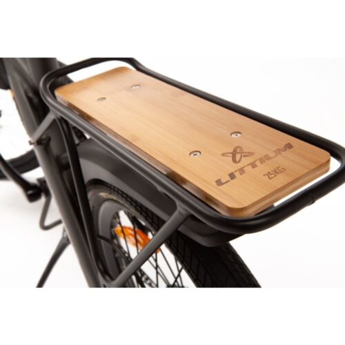 Littium IBIZA TITANIUM Das Elektrofahrrad Littium Ibiza Titanium wurde für die anspruchsvollsten Radfahrer entwickelt. Es ist wendig, einfach zusammenzufalten, robust und stabil und wurde als Antwort auf den aktuellen Bedarf an nachhaltiger Mobilität entworfen und entwickelt, um sich in der Stadt fortzubewegen. Die Merkmale, die es vom Ibiza Dogma unterscheiden, sind seine Titanfarbe, die neue Bremskonfiguration der Tektro Auriga E500, die die Bremsqualität erhöht und verbessert, und die Integration des OLED-Bildschirms, der die Unterstützung und den Datenempfang verbessert, ohne die Bremsen zu entfernen.