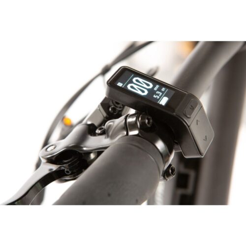 Littium IBIZA TITANIUM Das Elektrofahrrad Littium Ibiza Titanium wurde für die anspruchsvollsten Radfahrer entwickelt. Es ist wendig, einfach zusammenzufalten, robust und stabil und wurde als Antwort auf den aktuellen Bedarf an nachhaltiger Mobilität entworfen und entwickelt, um sich in der Stadt fortzubewegen. Die Merkmale, die es vom Ibiza Dogma unterscheiden, sind seine Titanfarbe, die neue Bremskonfiguration der Tektro Auriga E500, die die Bremsqualität erhöht und verbessert, und die Integration des OLED-Bildschirms, der die Unterstützung und den Datenempfang verbessert, ohne die Bremsen zu entfernen.