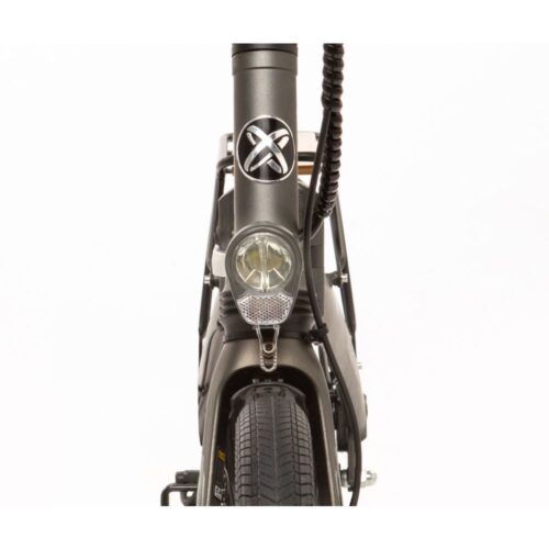 Littium IBIZA TITANIUM Das Elektrofahrrad Littium Ibiza Titanium wurde für die anspruchsvollsten Radfahrer entwickelt. Es ist wendig, einfach zusammenzufalten, robust und stabil und wurde als Antwort auf den aktuellen Bedarf an nachhaltiger Mobilität entworfen und entwickelt, um sich in der Stadt fortzubewegen. Die Merkmale, die es vom Ibiza Dogma unterscheiden, sind seine Titanfarbe, die neue Bremskonfiguration der Tektro Auriga E500, die die Bremsqualität erhöht und verbessert, und die Integration des OLED-Bildschirms, der die Unterstützung und den Datenempfang verbessert, ohne die Bremsen zu entfernen.